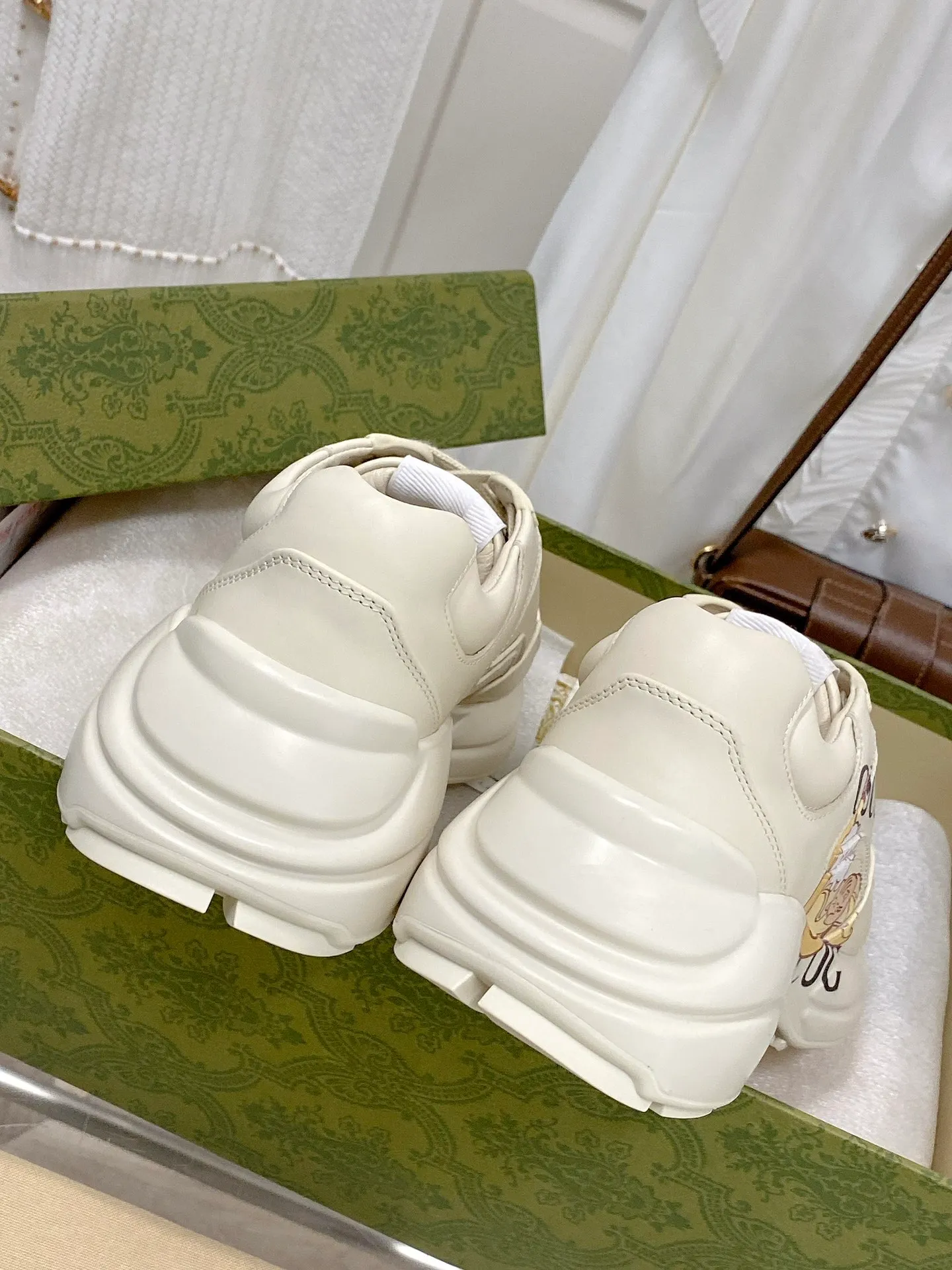 👟👟Ex-factory price 480👟👟 Women's Shoes Factory Upgraded Version 2022 Gucci Gucci top version couple's dad shoes series is new! 🖤 ⚠GG couple’s dad shoes have been popular in recent years; new colors are updated constantly; Gucci has updated new colors in 2022, and our home and counters have new ones at the same time. This classic dad shoe has celebrities and Internet celebrities Anchors and others are sure to plant grass and call ❤ Classic fashion style, distressed leather surface, 5D drawing printing; mixed surface splicing colors, etc... Original customization (off-white eco-friendly cowhide, first layer of cowhide inside), original outsole... Shiny colorful drawings embellish the sides of the shoe body, old color rubbing, package production technology, 1:1 creation / only to make the best shoes. Size: Women’s 35-45